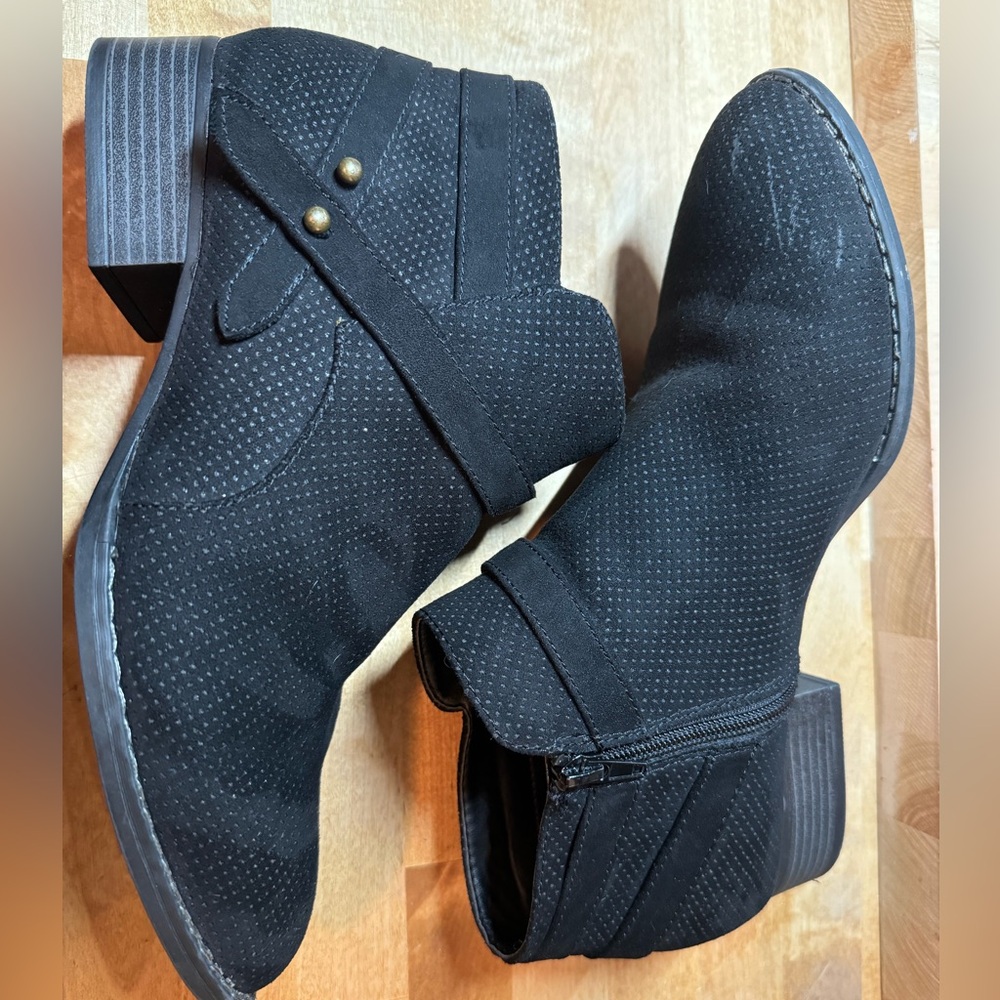 Cato woman’s ankle booties black size 11